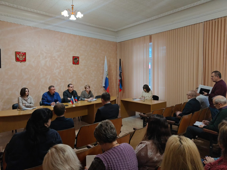 В Снежном обсудили текущие вопросы жизнедеятельности. В Снежном обсудили текущие вопросы жизнедеятельности.