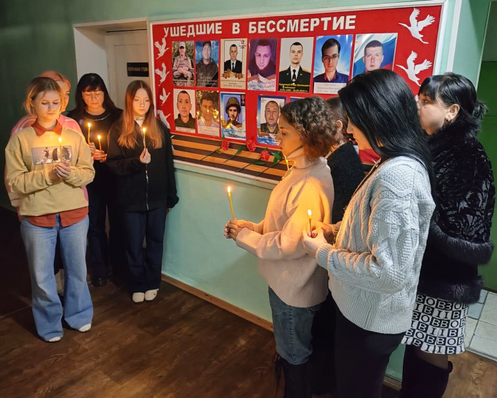 В клубах Снежного состоялись мероприятия ко Дню Героев Отечества. В клубах Снежного состоялись мероприятия ко Дню Героев Отечества.