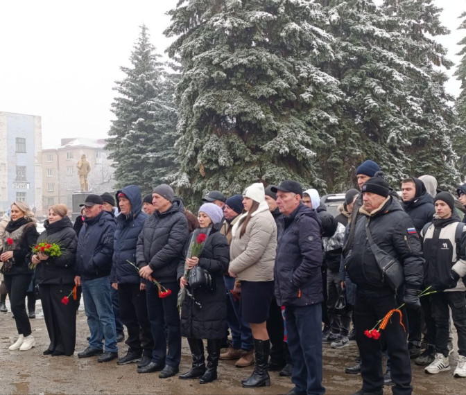 В Снежном прошла церемония возложения цветов. В Снежном прошла церемония возложения цветов.