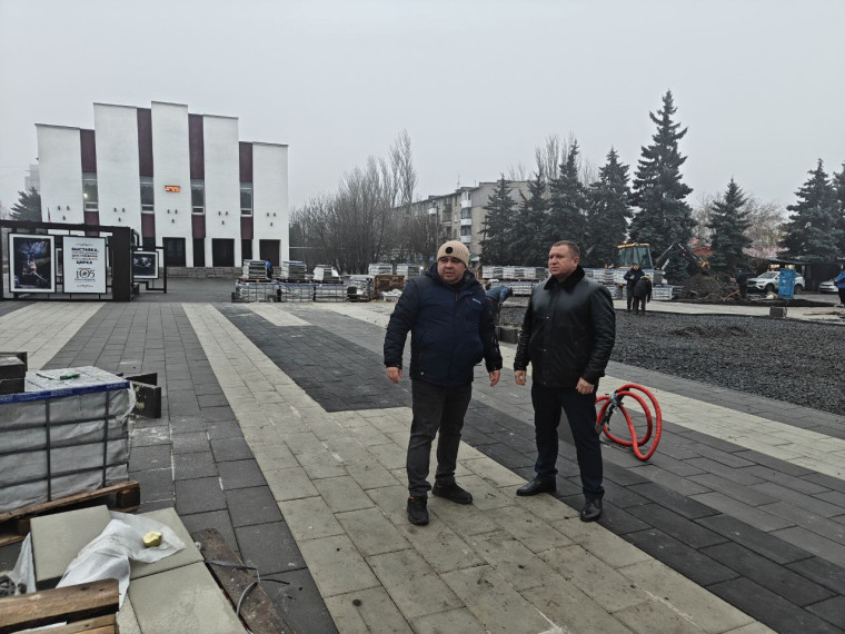 Глава Снежного проконтролировал ход благоустройства общественных пространств. Глава Снежного проконтролировал ход благоустройства общественных пространств.