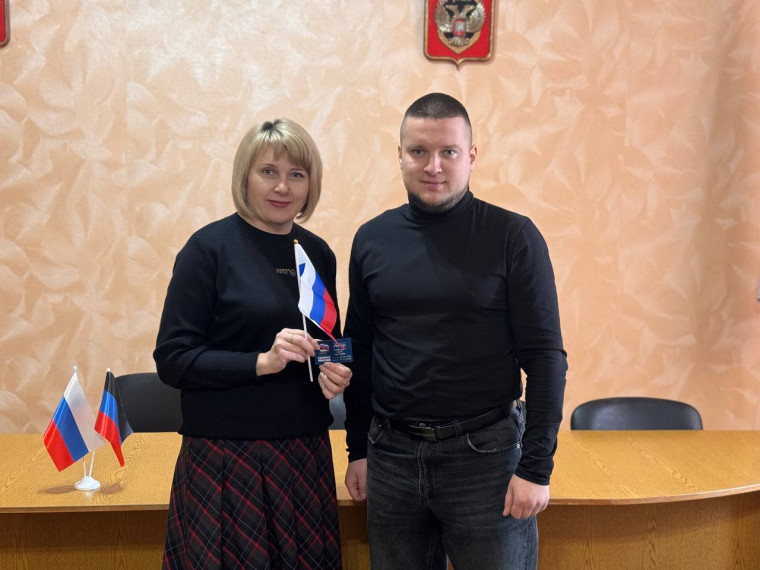 Снежнянцам вручили партбилеты. Снежнянцам вручили партбилеты.
