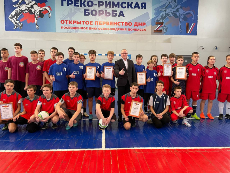 В Снежном состоялись соревнования школьников по мини-футболу. В Снежном состоялись соревнования школьников по мини-футболу.