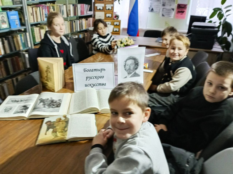 В библиотеке Снежного прошла беседа «Богатырь русского искусства». В библиотеке Снежного прошла беседа «Богатырь русского искусства».