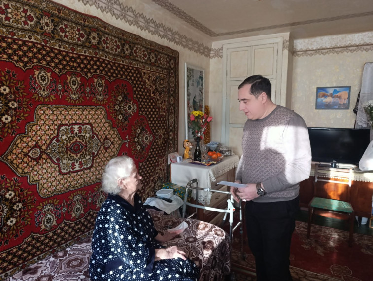 Жительницу Снежного поздравили с 95-летием. Жительницу Снежного поздравили с 95-летием.