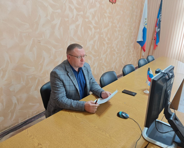 Глава Снежного в прямом эфире ответил на вопросы жителей. Глава Снежного в прямом эфире ответил на вопросы жителей.