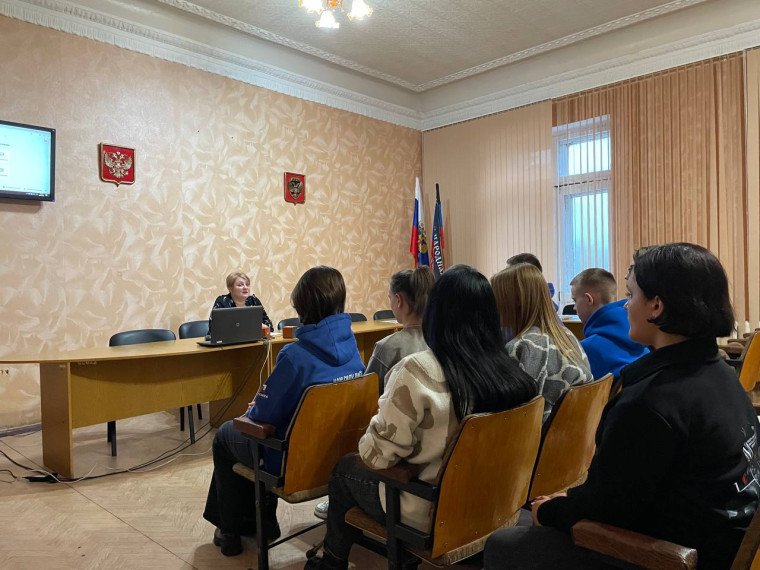 Представитель администрации пообщалась с молодежью Снежного. Представитель администрации пообщалась с молодежью Снежного.