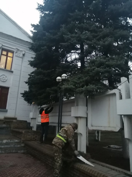 Коммунальщики Снежного благоустраивают территории общего пользования. Коммунальщики Снежного благоустраивают территории общего пользования.