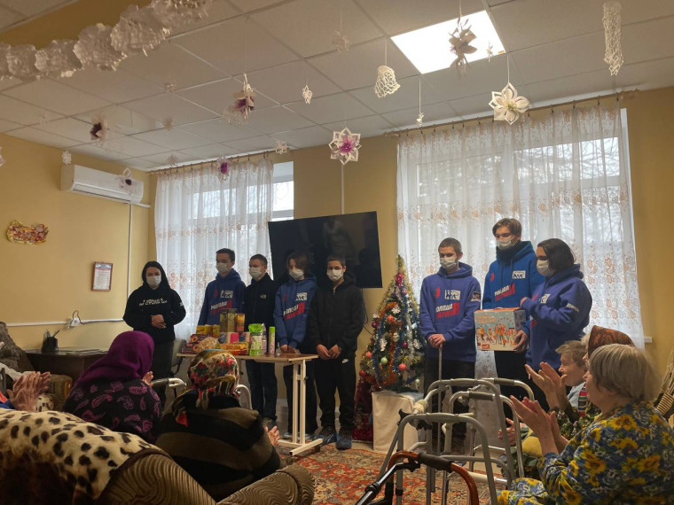В Снежном прошла акция «Новый год в каждый дом». В Снежном прошла акция «Новый год в каждый дом».