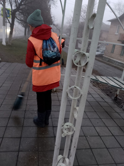 Коммунальщики Снежного благоустраивают территории общего пользования. Коммунальщики Снежного благоустраивают территории общего пользования.