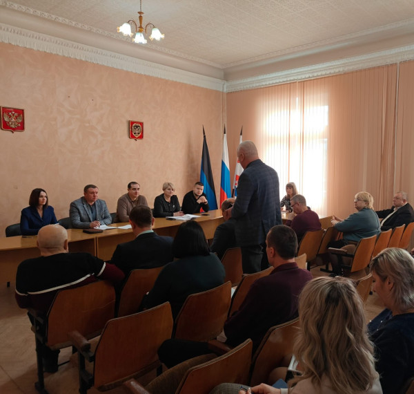 В Снежном представители органов местной власти обсудили ряд актуальных тем. В Снежном представители органов местной власти обсудили ряд актуальных тем.