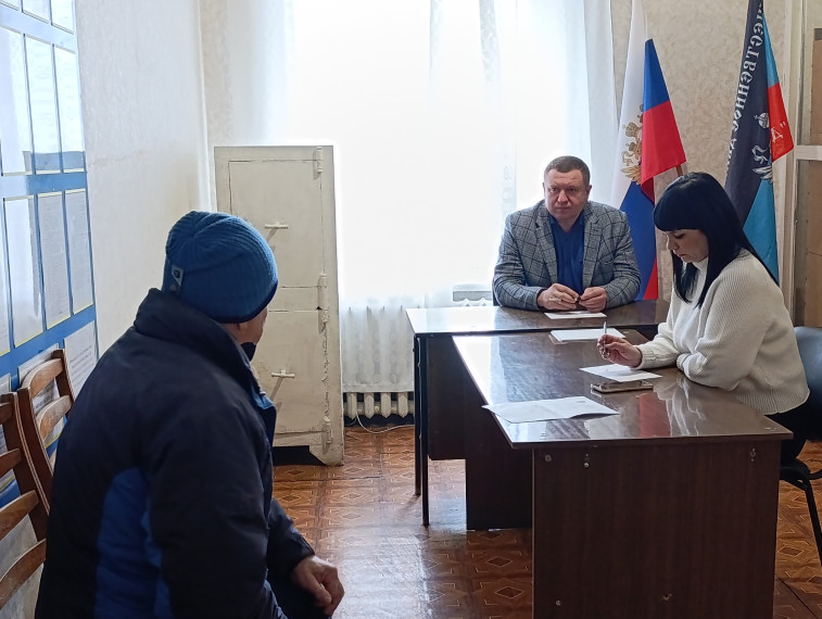 Глава Снежного обсудил с жителями вопросы водоснабжения. Глава Снежного обсудил с жителями вопросы водоснабжения.
