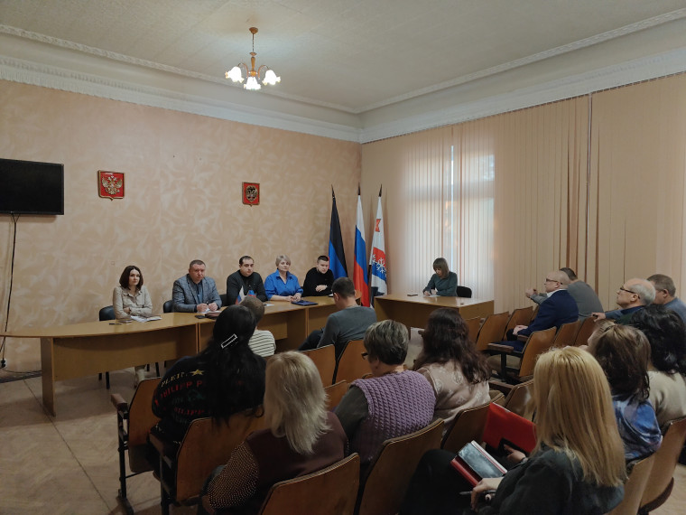В Снежном обсудили текущие вопросы жизнедеятельности. В Снежном обсудили текущие вопросы жизнедеятельности.