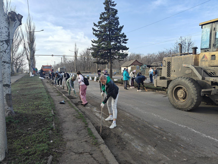В Снежном состоялся Общереспубликанский субботник. В Снежном состоялся Общереспубликанский субботник.