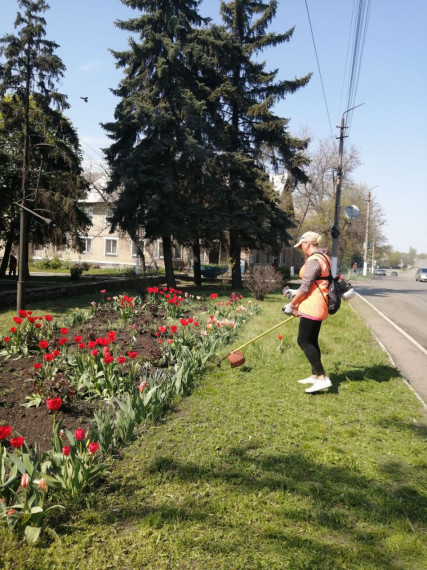 Коммунальщики Снежного благоустраивают территории общего пользования. Коммунальщики Снежного благоустраивают территории общего пользования.