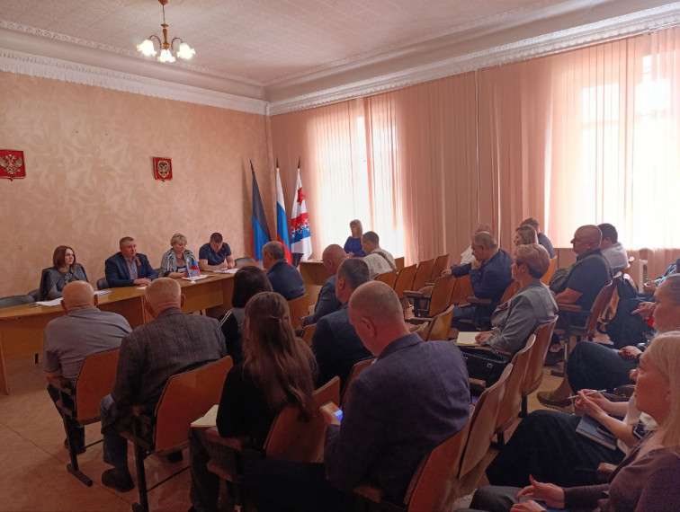 В Снежном представители органов местной власти обсудили ряд актуальных тем. В Снежном представители органов местной власти обсудили ряд актуальных тем.