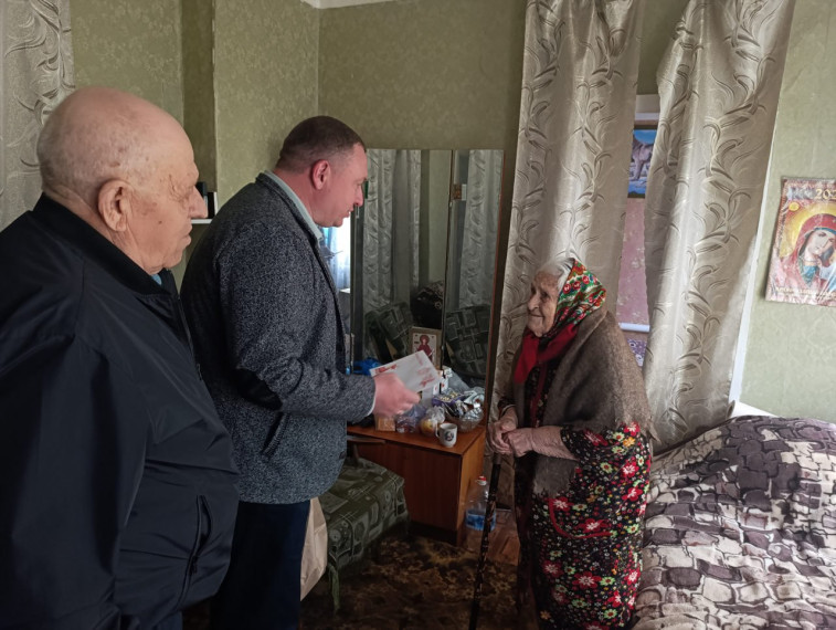 В Снежном поздравили ветеранов. В Снежном поздравили ветеранов.