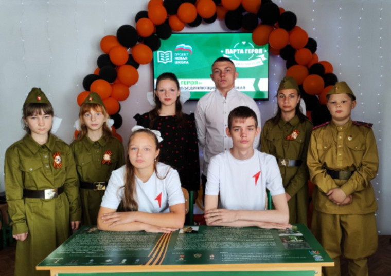 В Снежнянской школе-интернат № 42 состоялось открытие «Парты Героя». В Снежнянской школе-интернат № 42 состоялось открытие «Парты Героя».