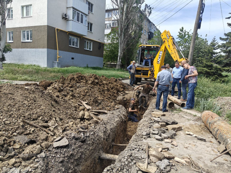 Коммунальные службы Снежного восстанавливают сети водоотведения. Коммунальные службы Снежного восстанавливают сети водоотведения.