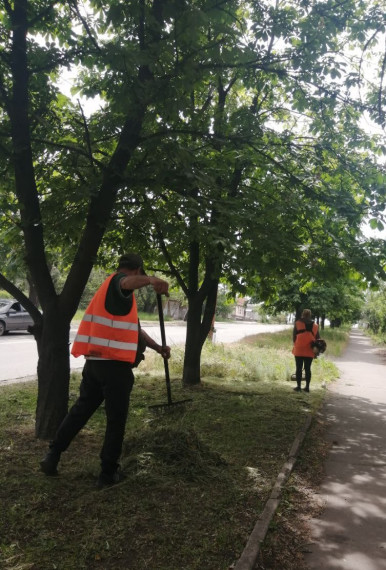 Коммунальщики Снежного продолжают благоустраивать территории общего пользования. Коммунальщики Снежного продолжают благоустраивать территории общего пользования.