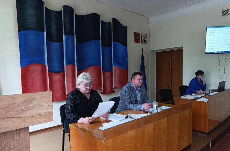В Снежном состоялось очередное заседание городского совета. В Снежном состоялось очередное заседание городского совета.
