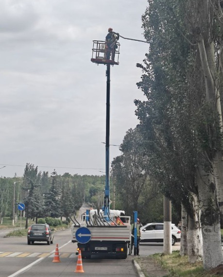 В Снежном продолжаются работы по модернизации наружного освещения. В Снежном продолжаются работы по модернизации наружного освещения.
