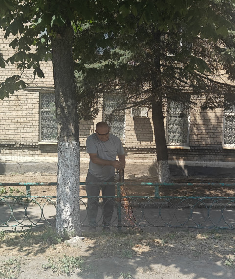 В Снежном проводятся работы по благоустройству. В Снежном проводятся работы по благоустройству.