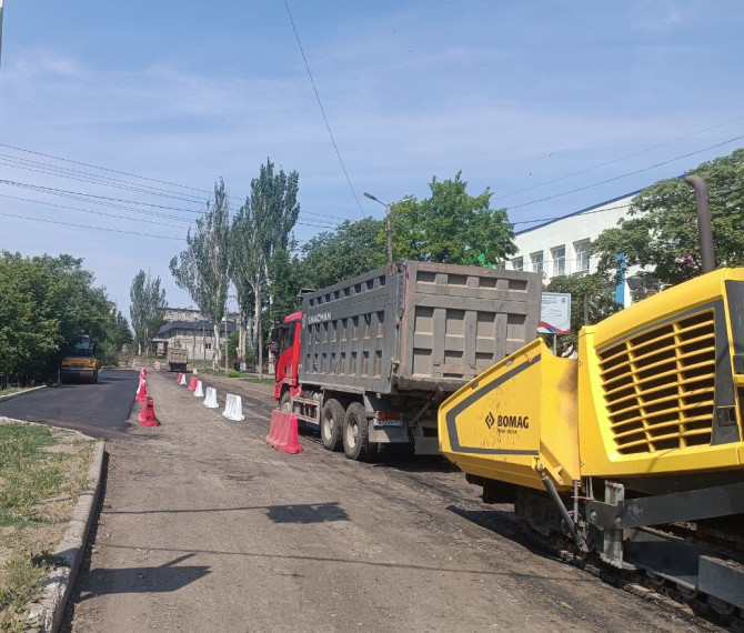 В Снежном продолжаются дорожные работы. В Снежном продолжаются дорожные работы.