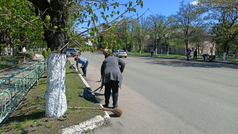 Трудовые коллективы вышли на субботник. Трудовые коллективы вышли на субботник.