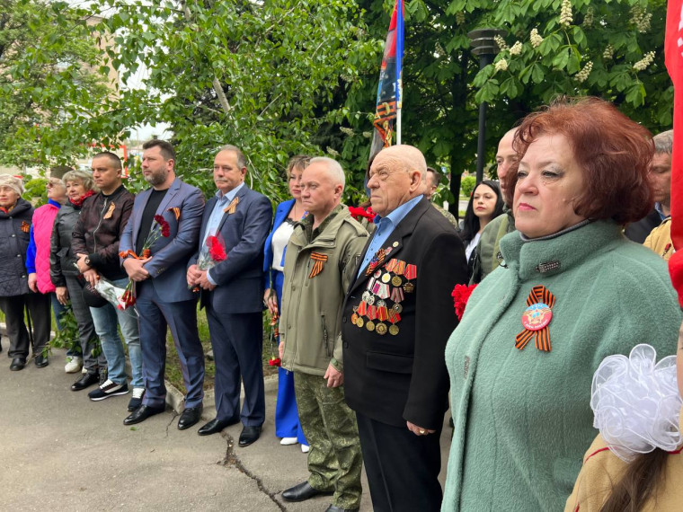 В Снежном состоялось возложение цветов. В Снежном состоялось возложение цветов.