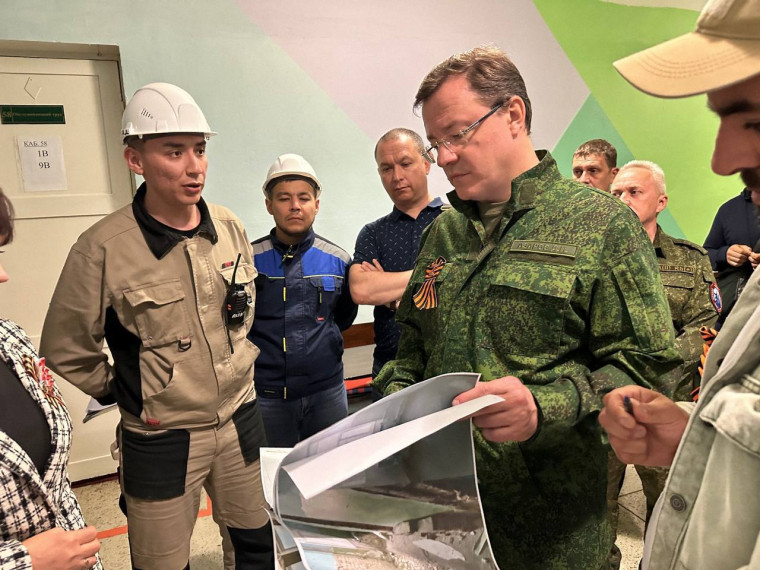 Дмитрий Азаров проверил ход восстановительных работ в социальных объектах города-побратима Снежное. Дмитрий Азаров проверил ход восстановительных работ в социальных объектах города-побратима Снежное.