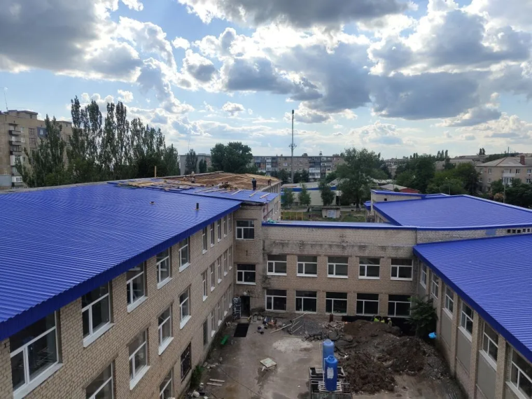 Самарские специалисты заканчивают капитальный ремонт одной из крупнейших школ Снежного. Самарские специалисты заканчивают капитальный ремонт одной из крупнейших школ Снежного.