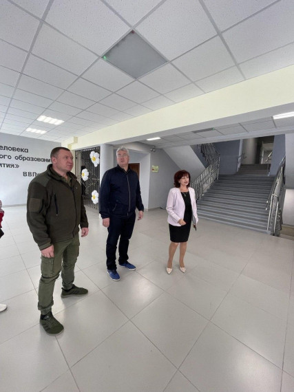 Врио первого вице-губернатора Самарской области оценил ход работ по восстановлению социальных объектов в городе Снежное. Врио первого вице-губернатора Самарской области оценил ход работ по восстановлению социальных объектов в городе Снежное.