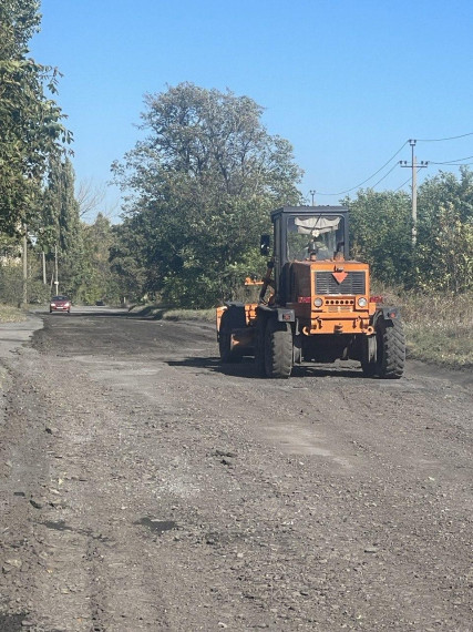 В пгт Северное к одной из школ строят дорогу. В пгт Северное к одной из школ строят дорогу.