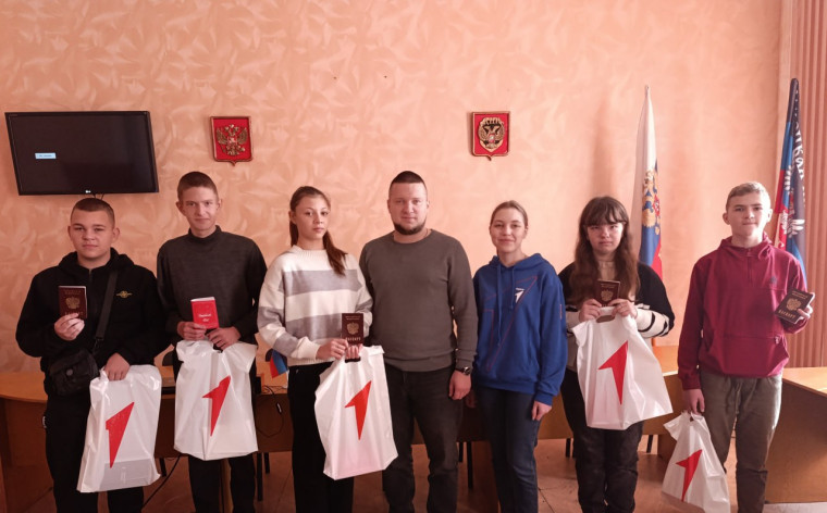 Ко Дню народного единства в городском округе Снежное торжественно вручили паспорта юным жителям. Ко Дню народного единства в городском округе Снежное торжественно вручили паспорта юным жителям.